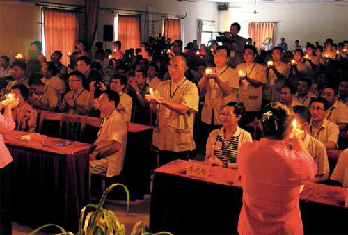 總裁班全國(guó)各地企業(yè)負(fù)責(zé)人與明珠公司骨干一起表演《愛(ài)與關(guān)懷》